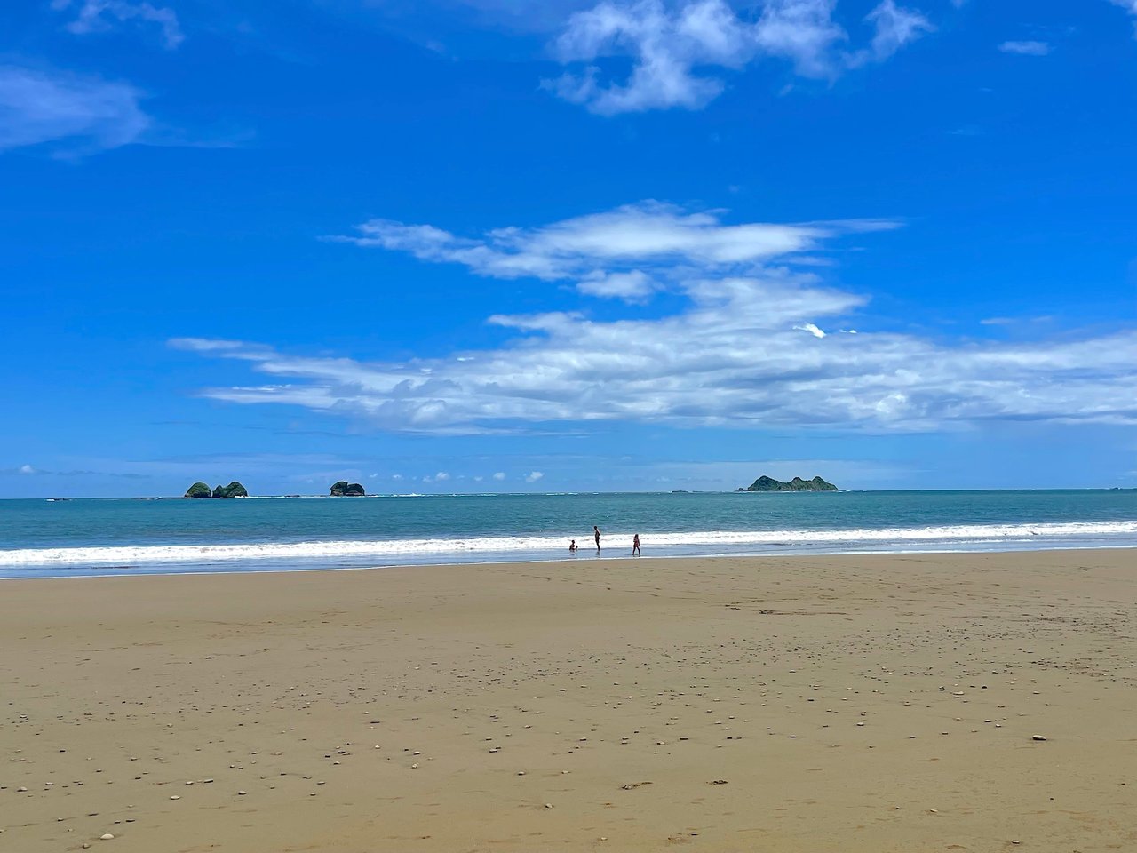 ELAN GROUND FLOOR 2 BEDROOM CONDO WITH BEACH ACCESS. UNIT 4E
