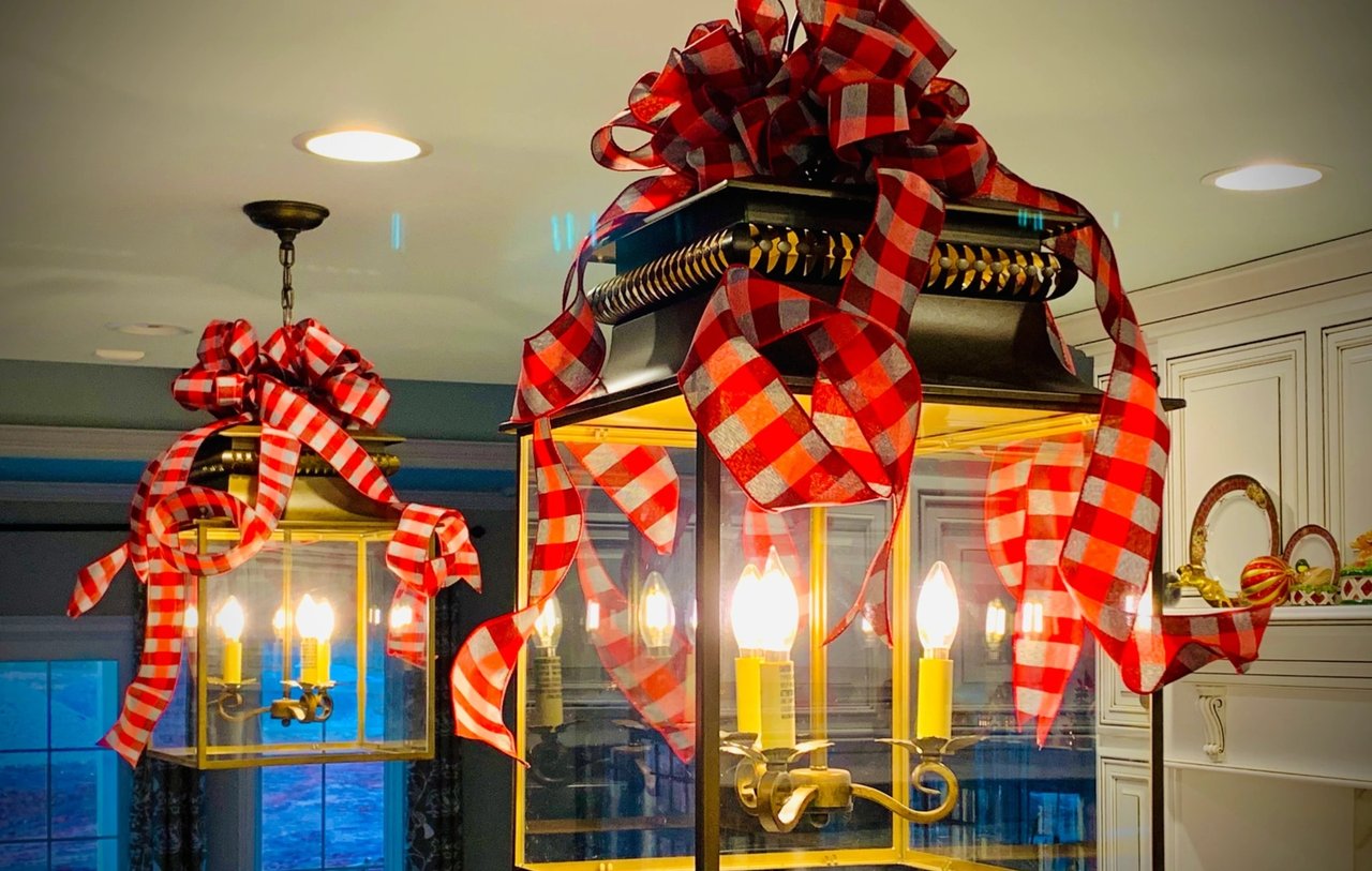 Easy Inexpensive Cheer - Bows on Chandeliers