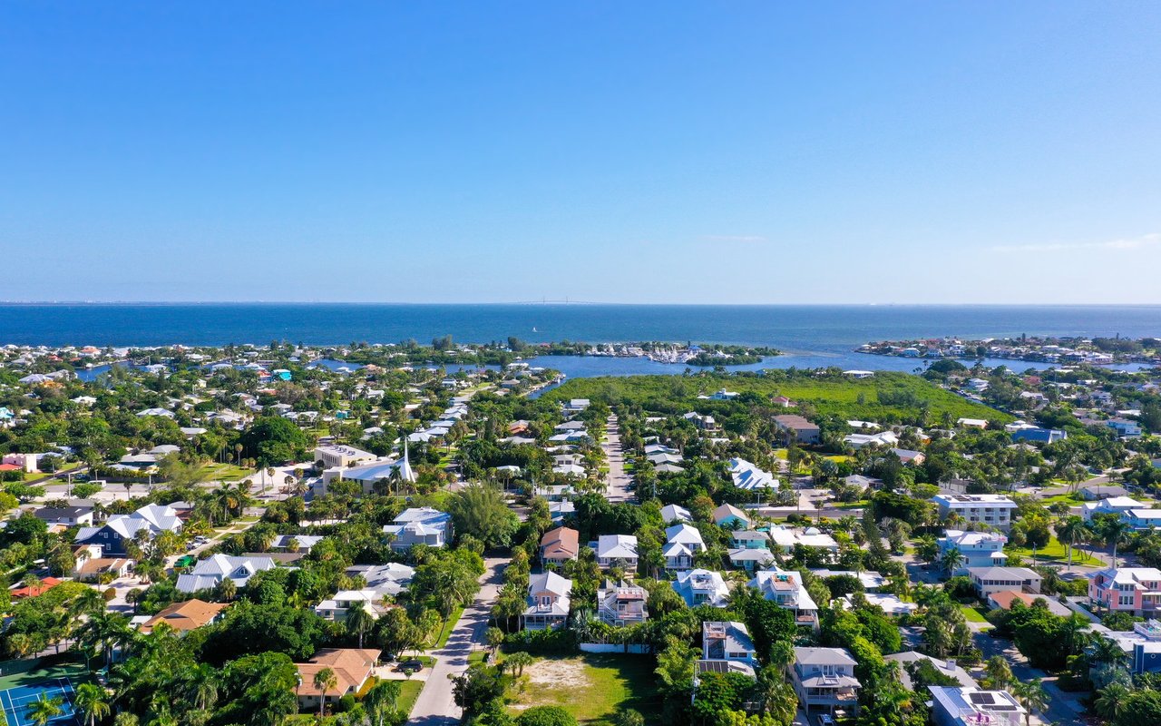 Oaks Condo Homes with Courtyard Exterior Features