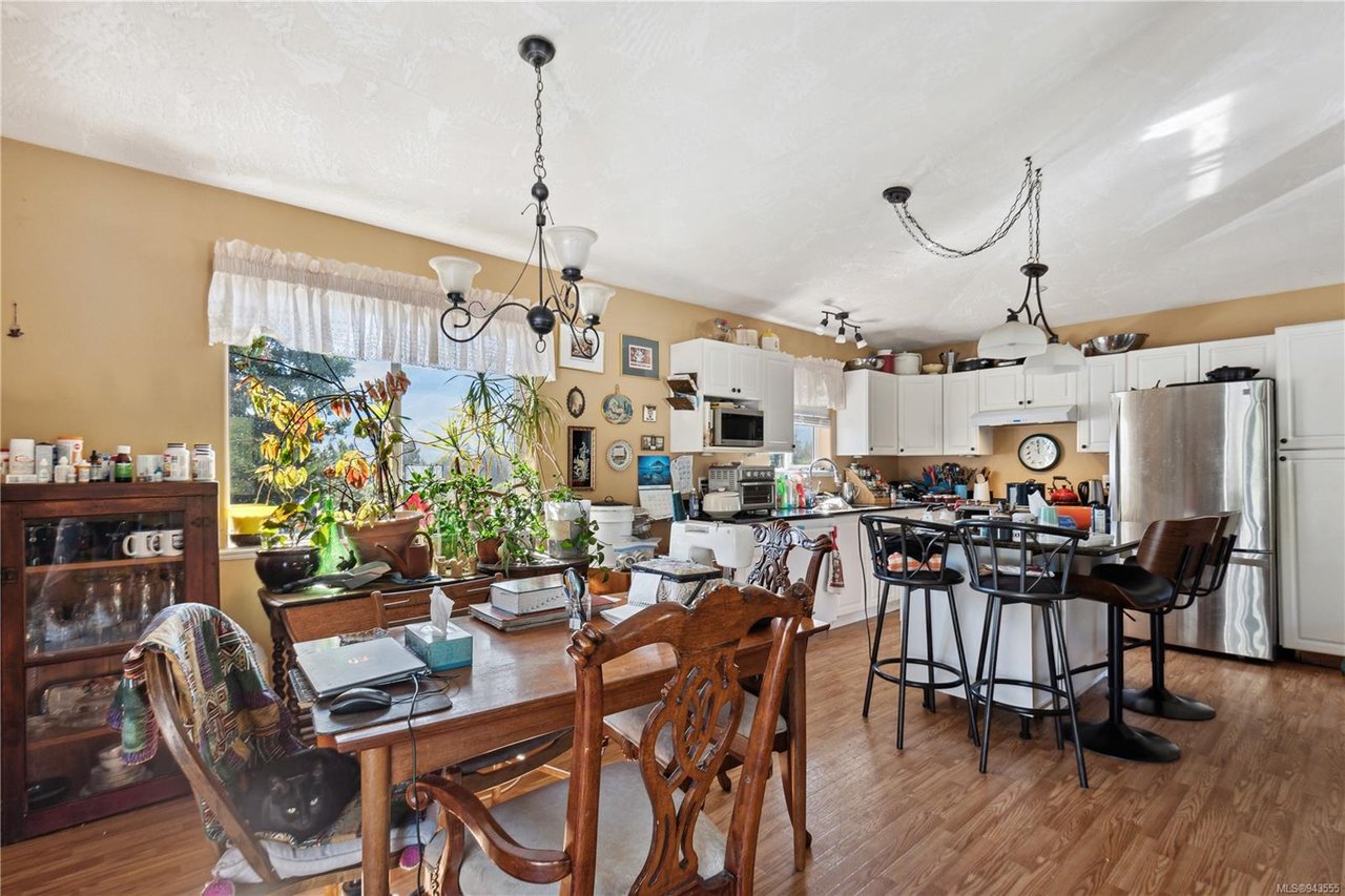 305 Lake Park Rd, Lake Cowichan
