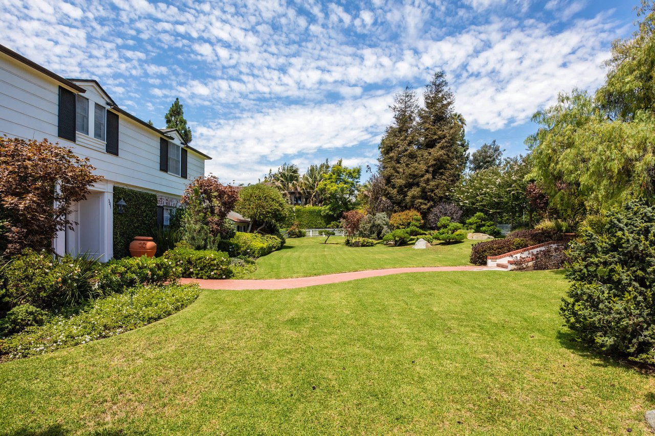 Beguiling Colonial In Brentwood Park