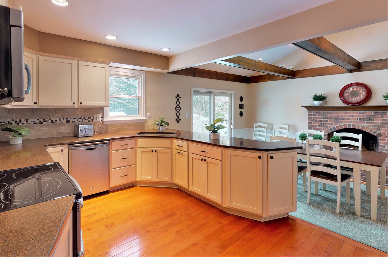32 LAWRENCIA DR