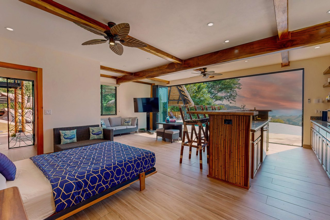 Villa Flor de La Vida, a Luxury 4 Bedroom Ocean View Home in Dominical!