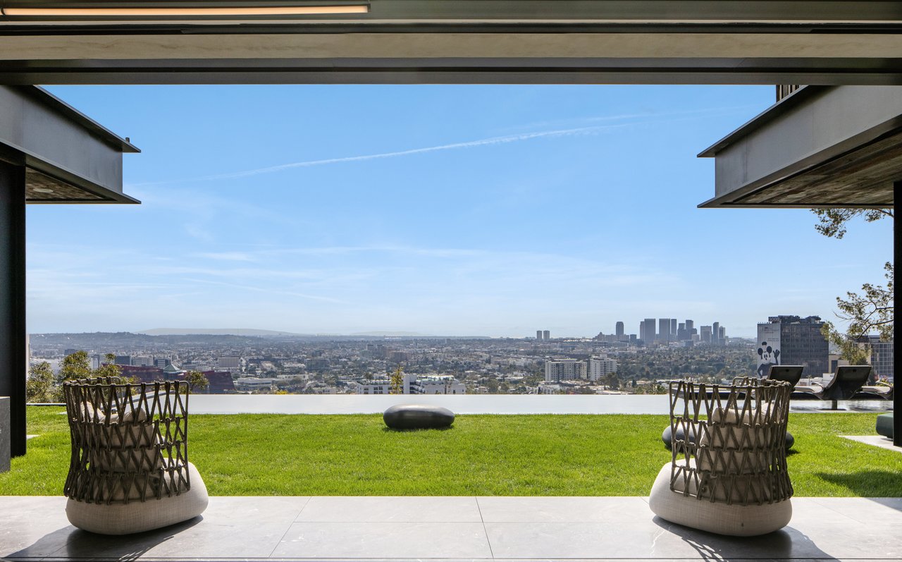 8741 St Ives Dr, Hollywood Hills