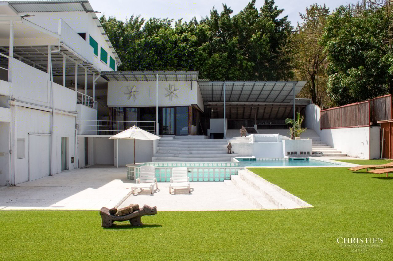 La Mansión Surfside & Beach Club