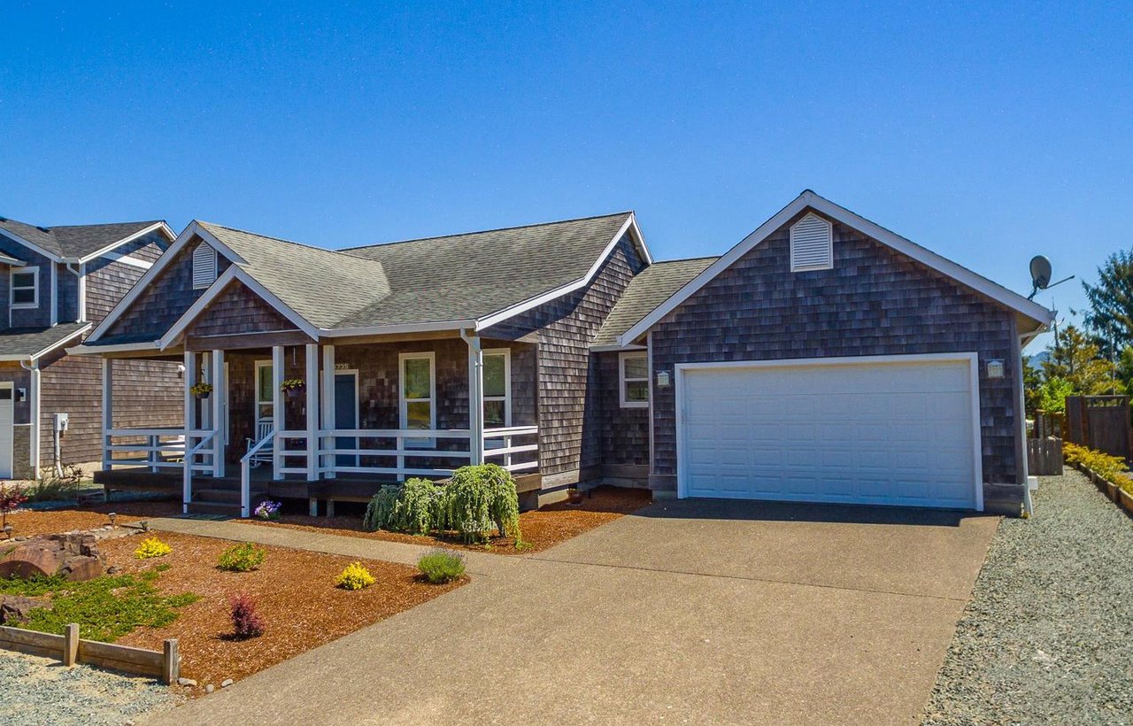 Sold Pine Ridge home at 34735 Lodgepole Dr in Manzanita Oregon represented by Meadow Davis of Home + Sea Realty