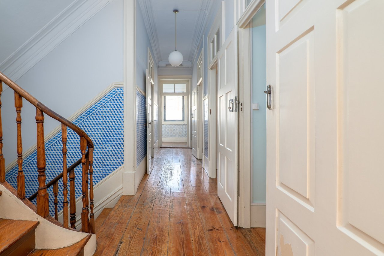 Historic Home for Restoration in Matosinhos, Porto – Prime Coastal Investment Opportunity