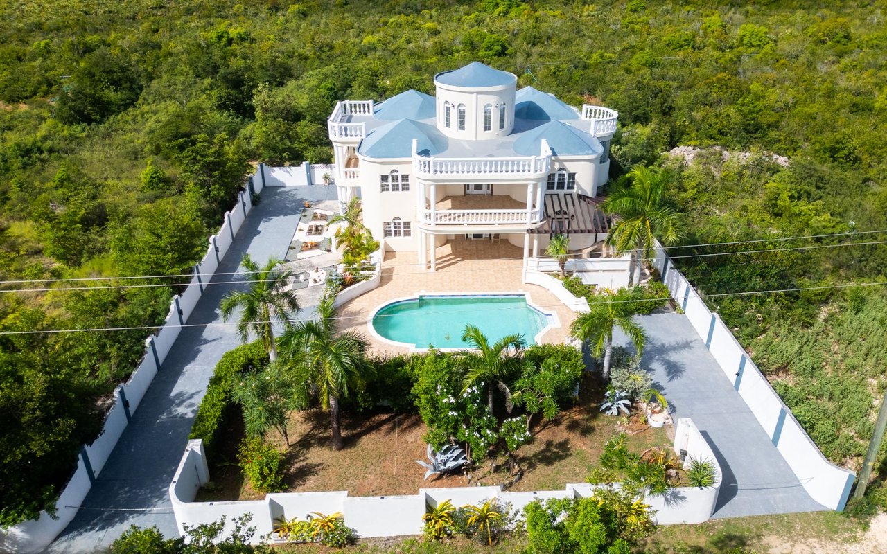 Resort Edge Villa / Les Sotto Voce