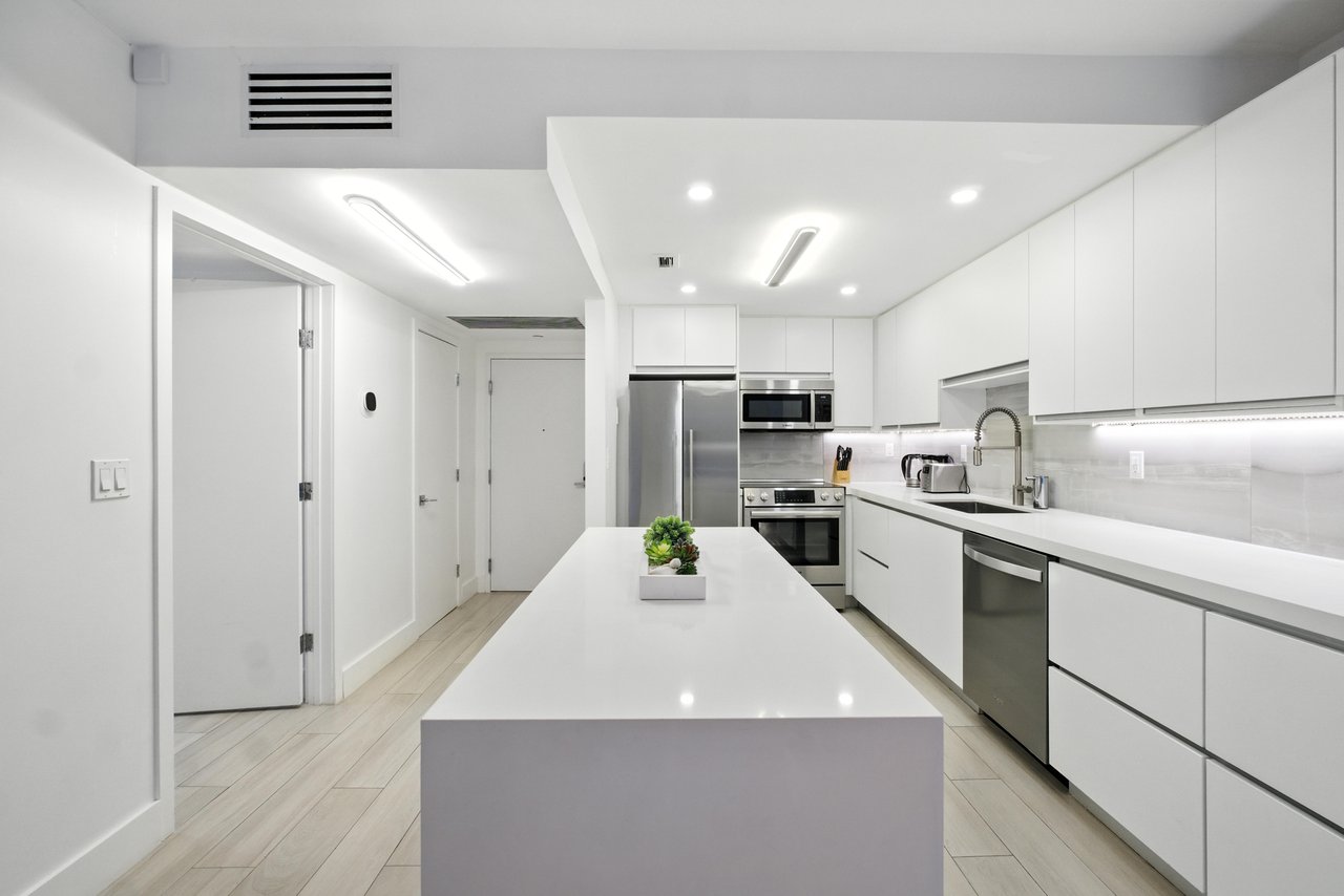 2301 Collins Ave #318  