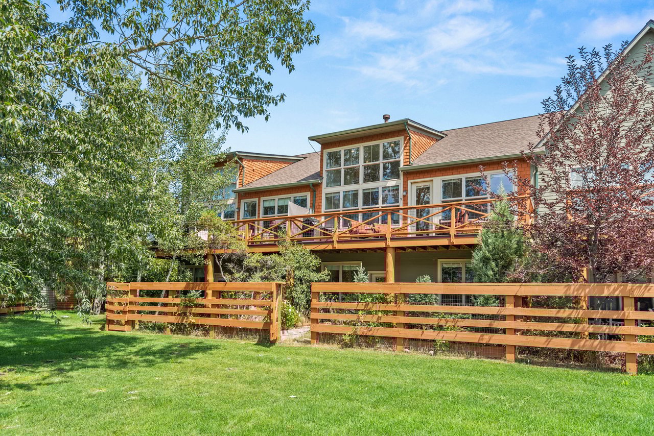 Warm & Inviting Willits Townhome