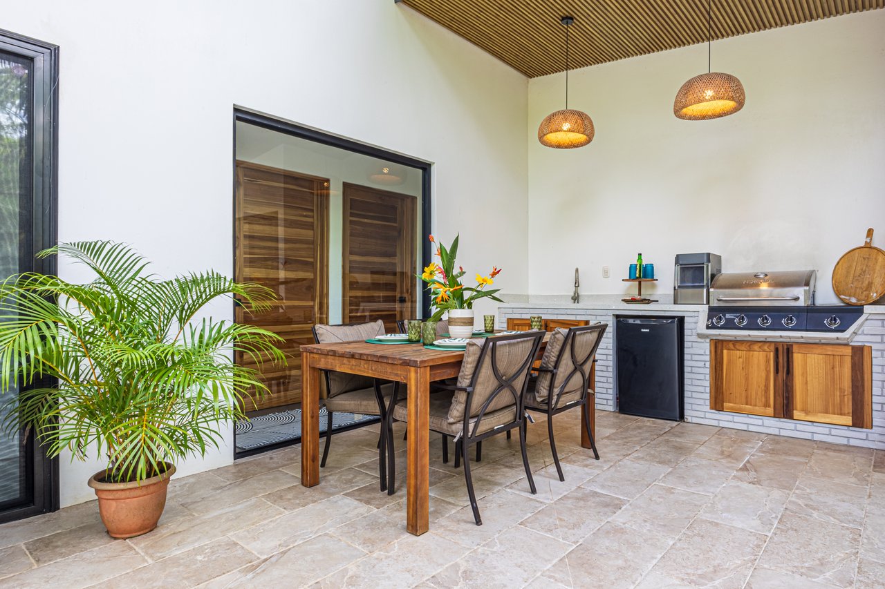 CASA PALMA VERDE – 3 Bedroom & 3 Bathroom Home with Bathtub, Big Pool and Extra Building Site – 0.72 Acres