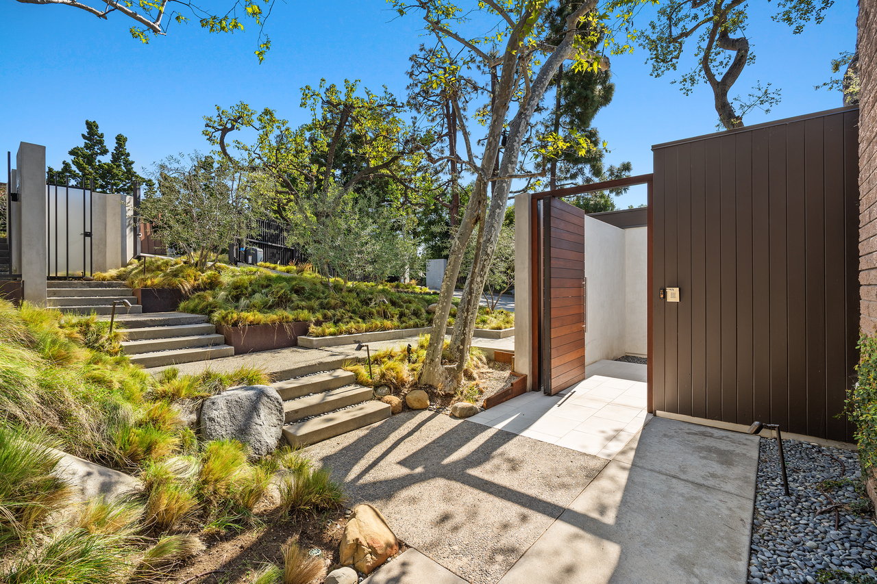  A Beverly Hills Architectural Masterpiece – Where Modern Luxury Meets Timeless Elegance