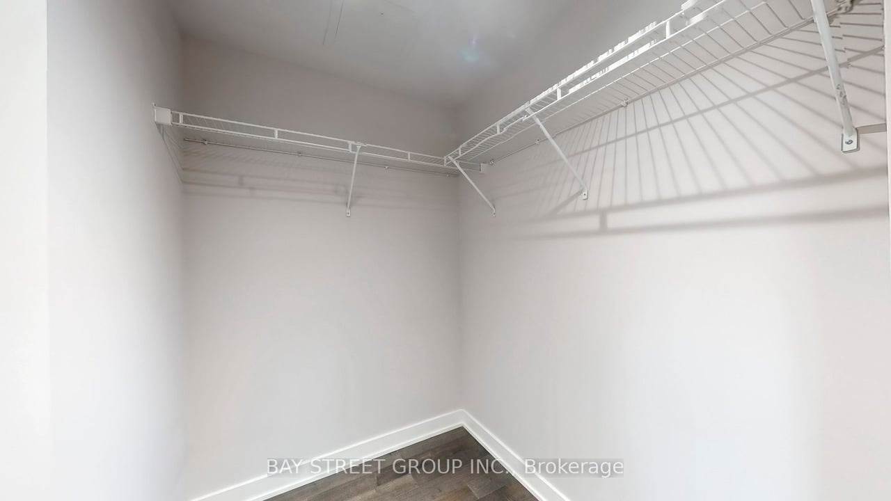 STUNNING SUNNY PENTHOUSE