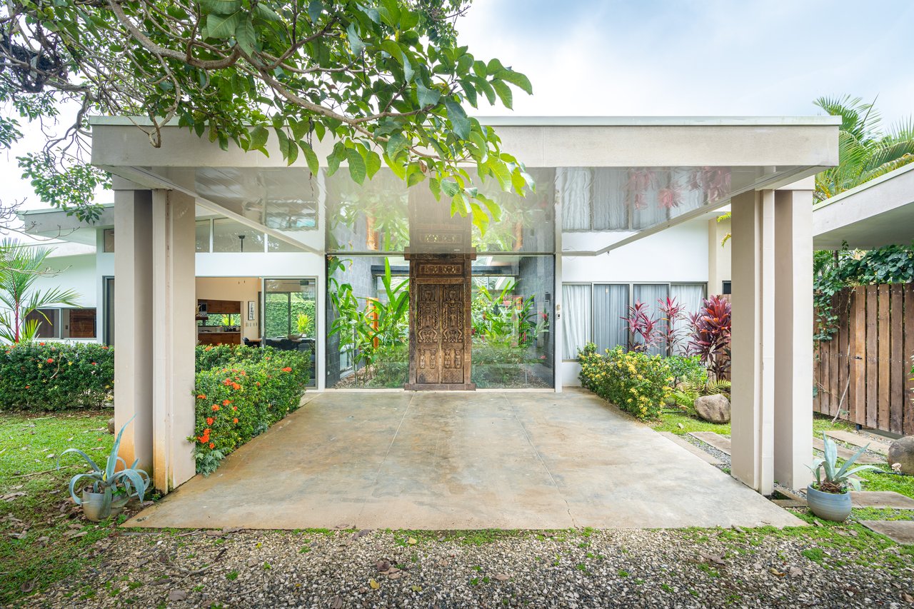 Bali Style Beach House with 2 Bedroom Casita