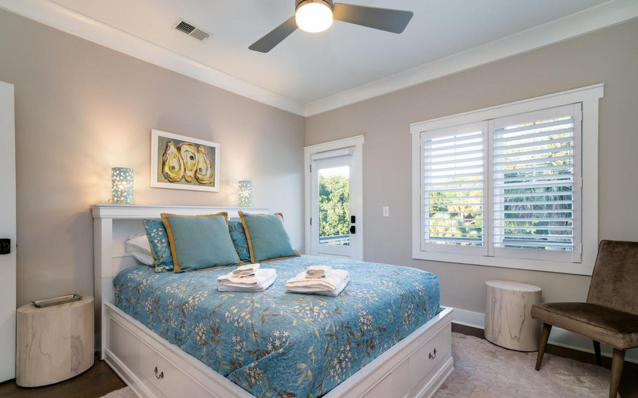 For Sale – Homes with Six Bedrooms