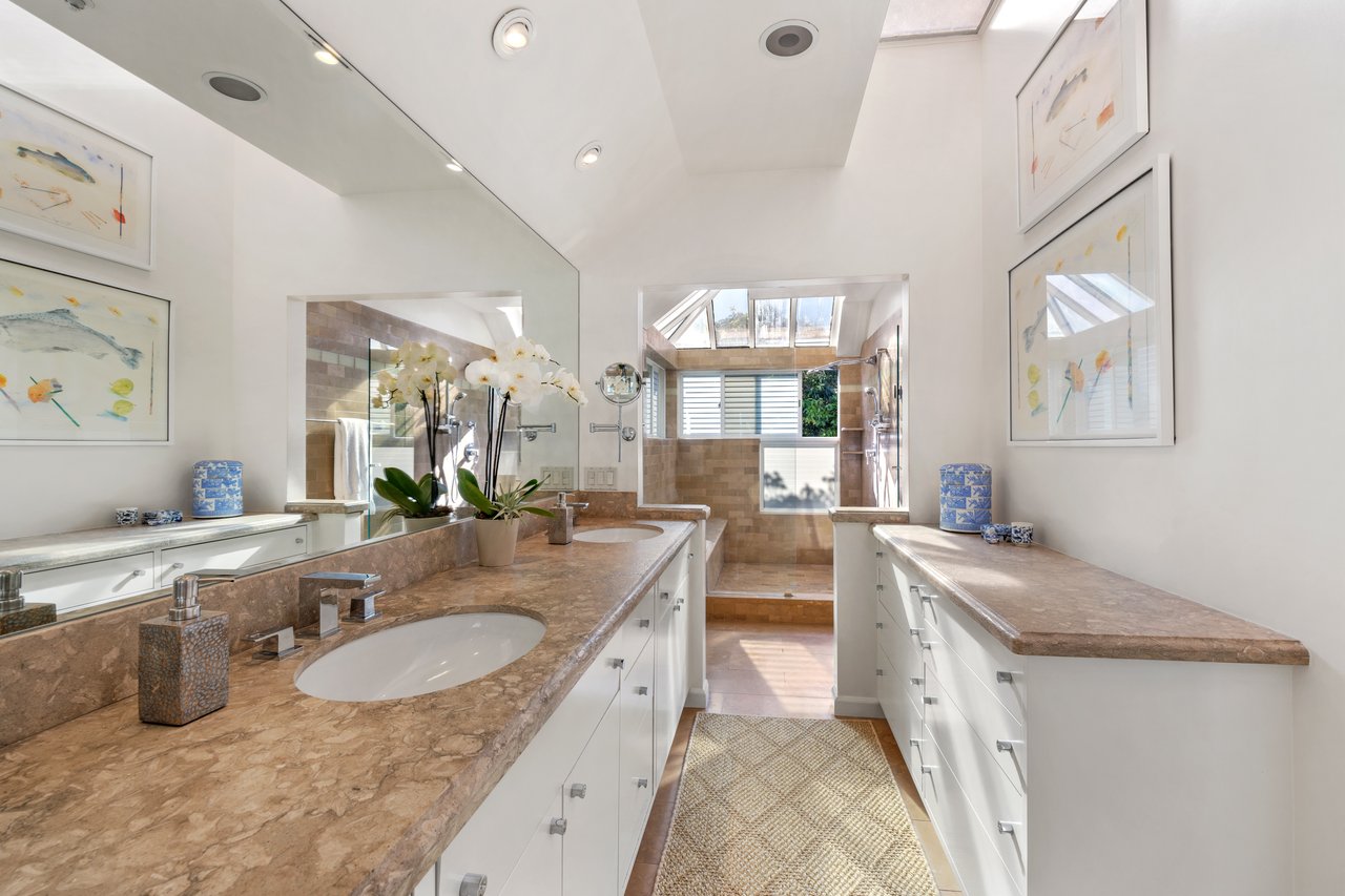 Luxurious End Unit in Point Tiburon