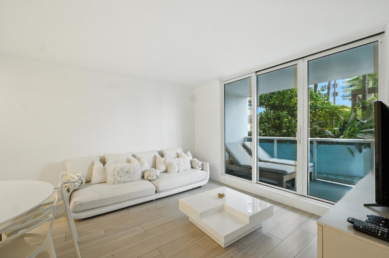 2301 Collins Ave #318  