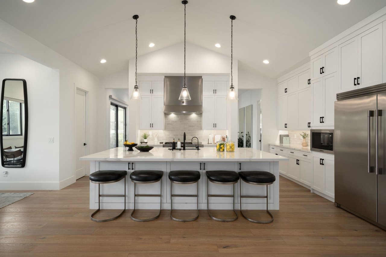 3226 E GLENROSA Avenue