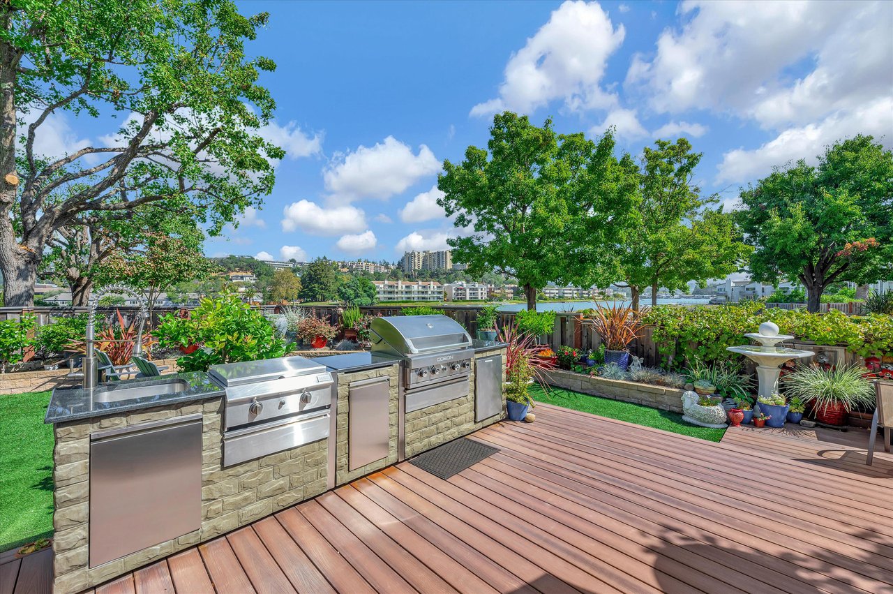 17 Crystal Creek Ct