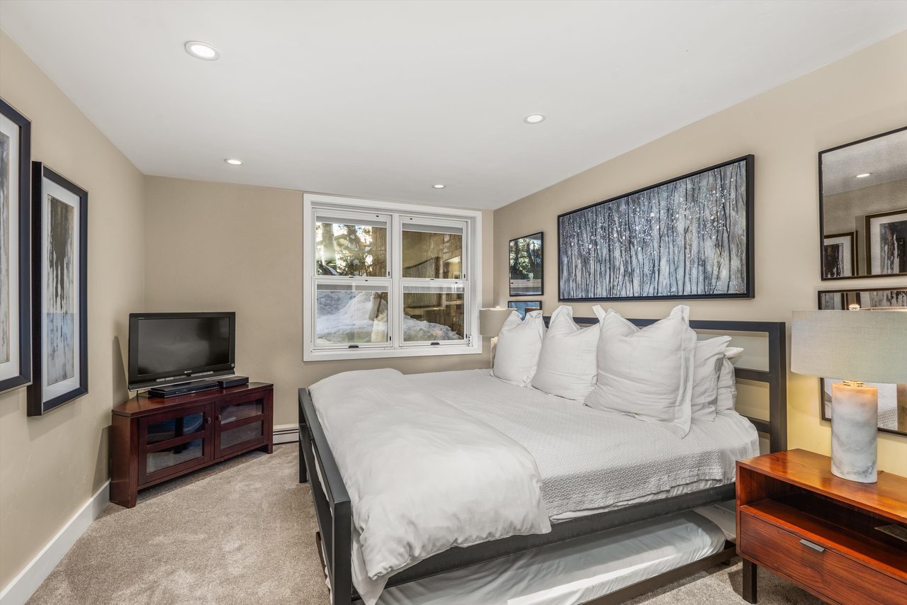 Aspen Core Luxury: Walk to the Gondola from this Spacious Townhome