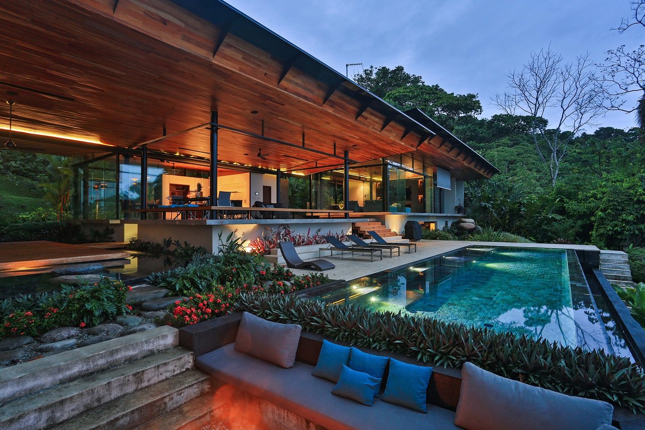 Casa Sanctuary ·  Luxury Jungle Villa · Whale Tail View