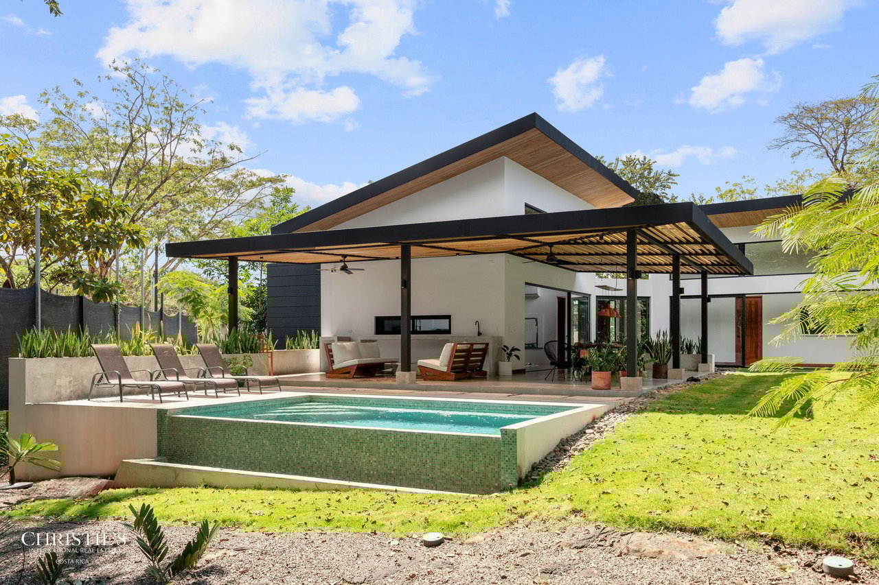 Casa Lola – Contemporary Beachside Oasis in Playa Grande