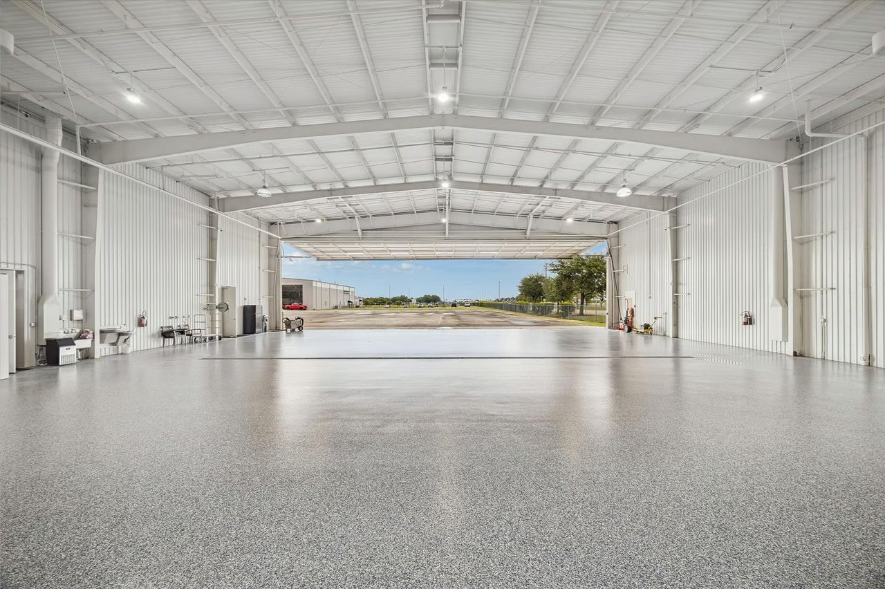 Hangar + Office - Sugar Land Regional Airport (KSGR)
