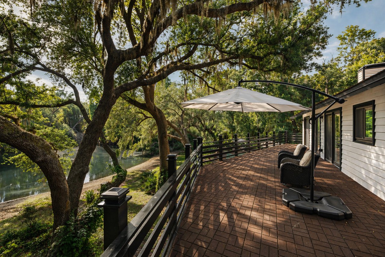 900 Oak Hollow