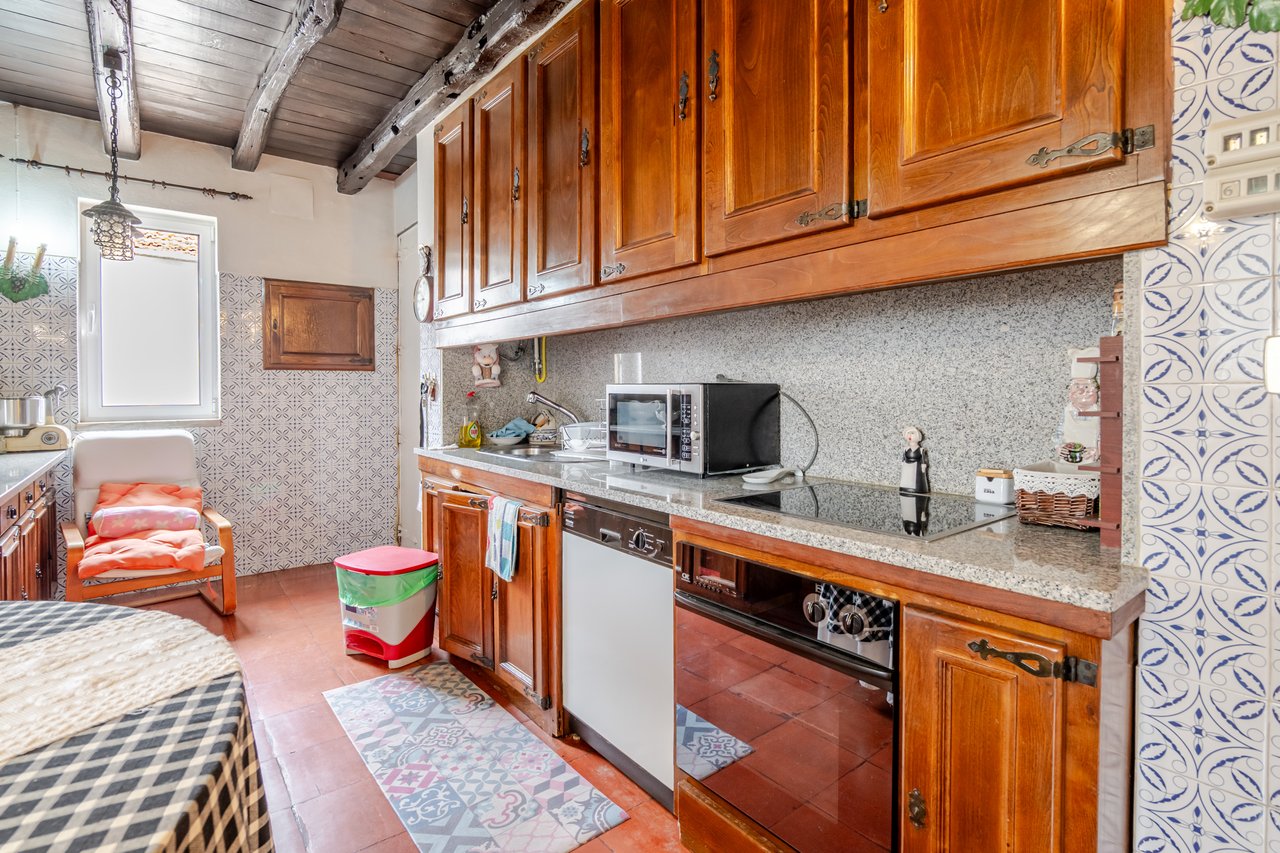 Rustic Four-Bedroom House with Private Land in Folhadela, Vila Real
