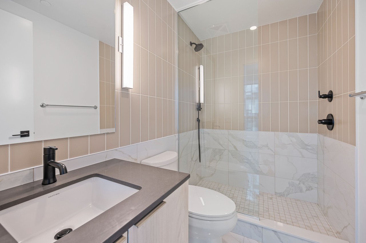 327 King Street W Unit: 4404