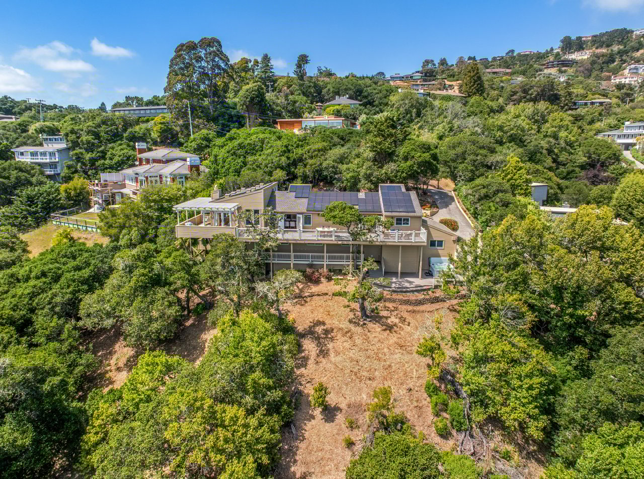 Picturesque and Private View Residence