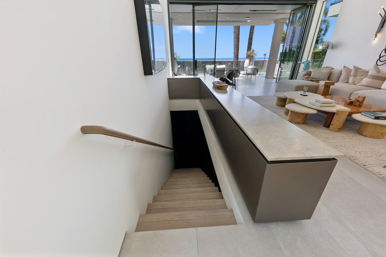 938 Palisades Beach Rd