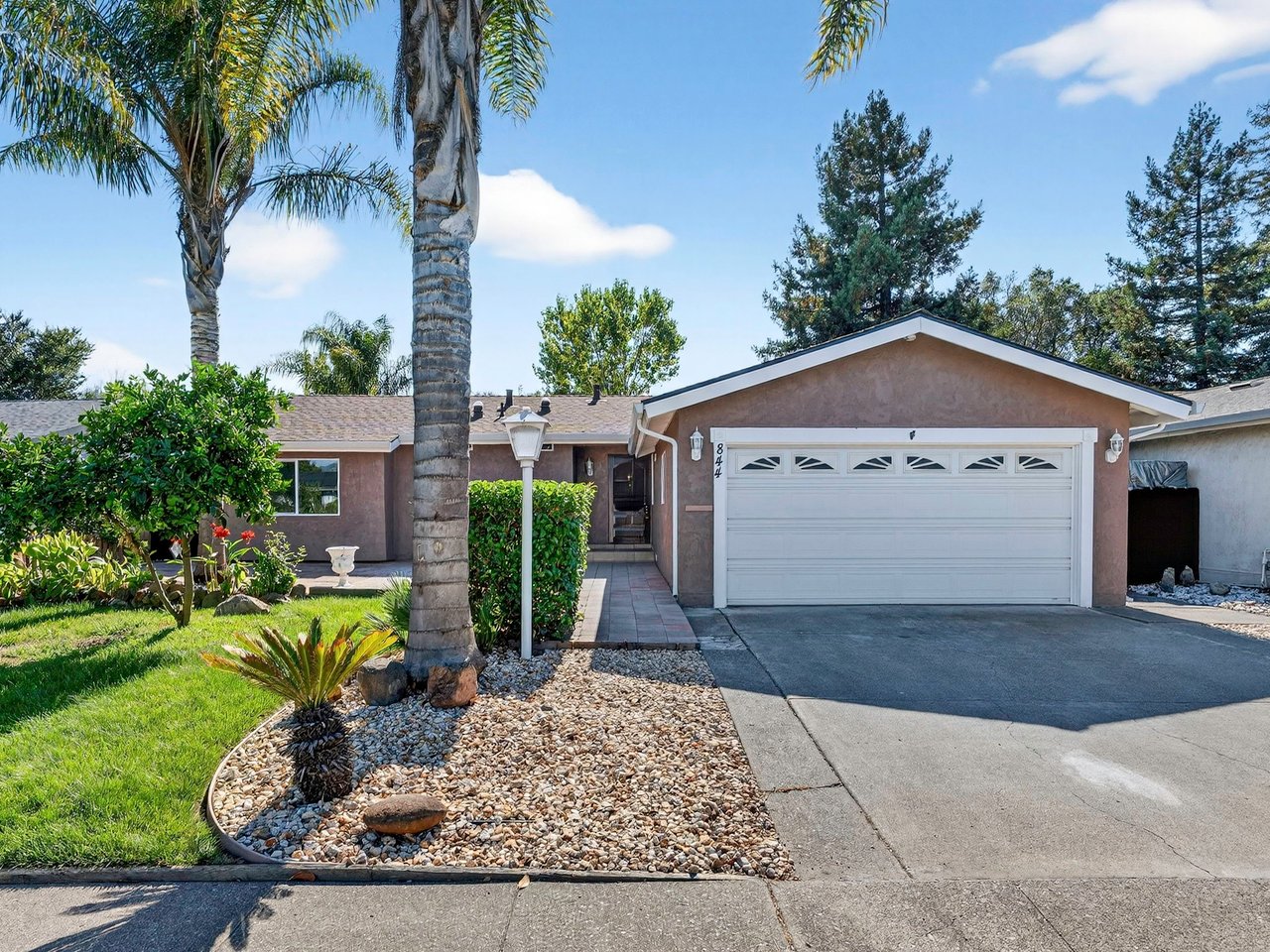 844 Cedarwood Ln