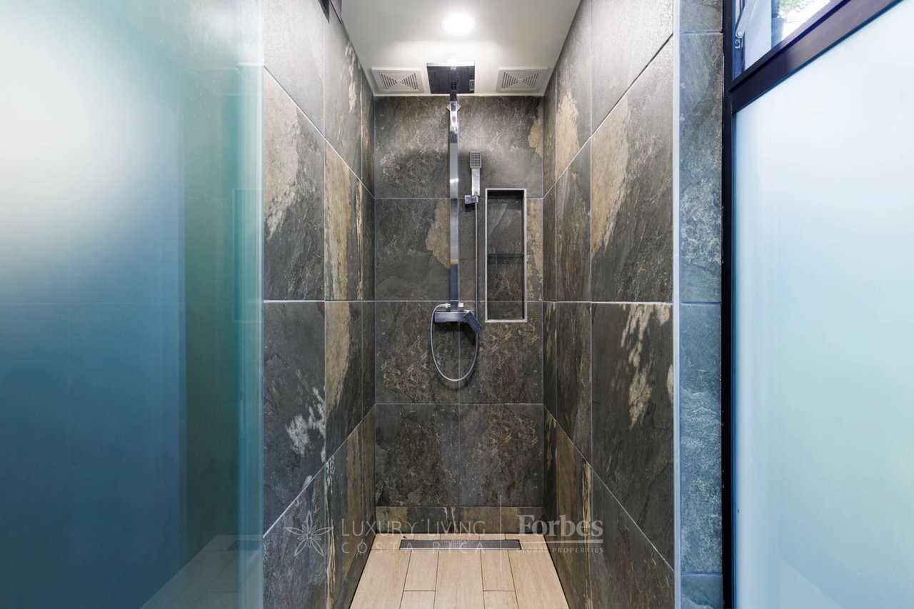 20391 - Property near the beach with hotel or private home potential