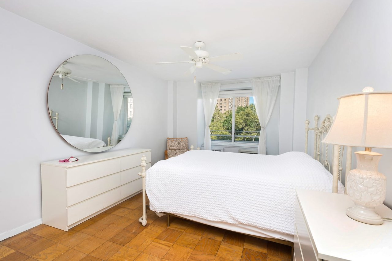 392 Central Park West Unit: 4W