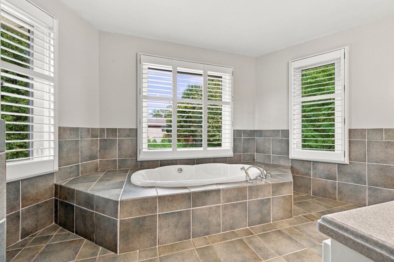 Executive home in Oakville's prestigious Glen Abbey community