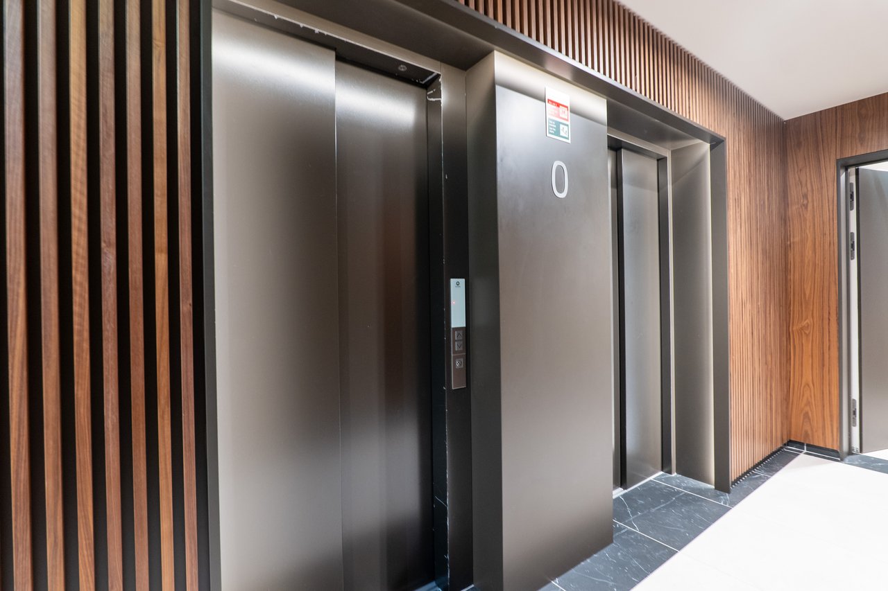 Luxury 4-Bedroom Apartment in Porto