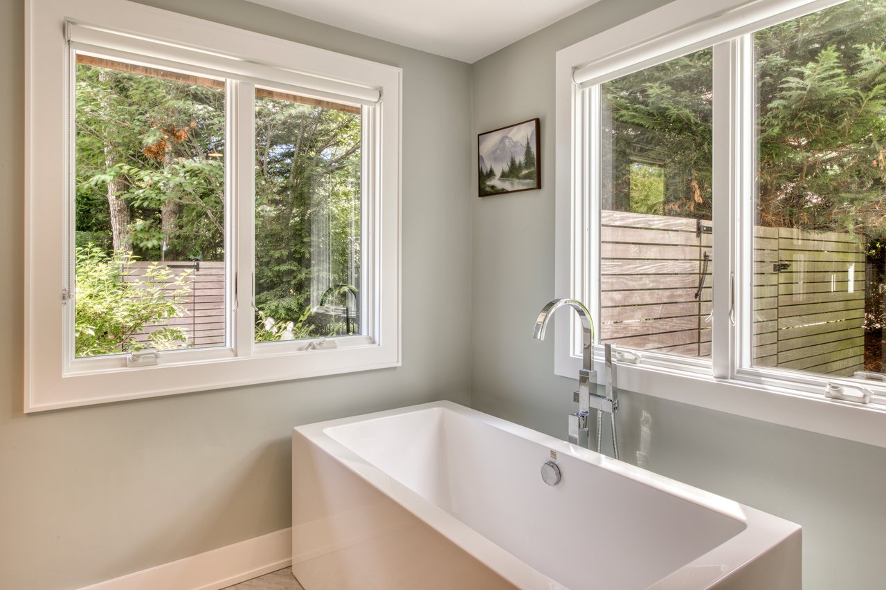 30 Springwood Way, East Hampton