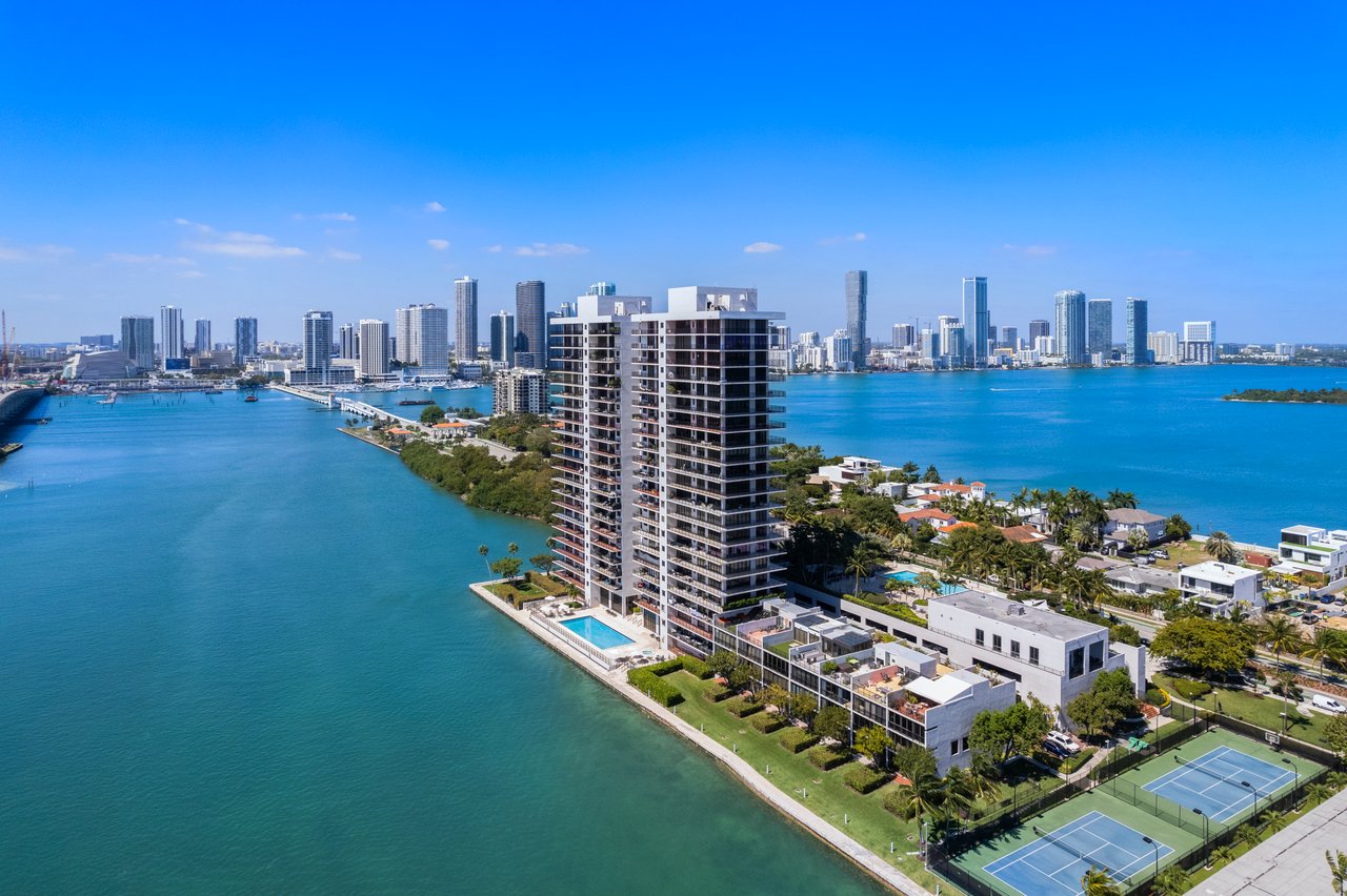 1000 Venetian Way 810