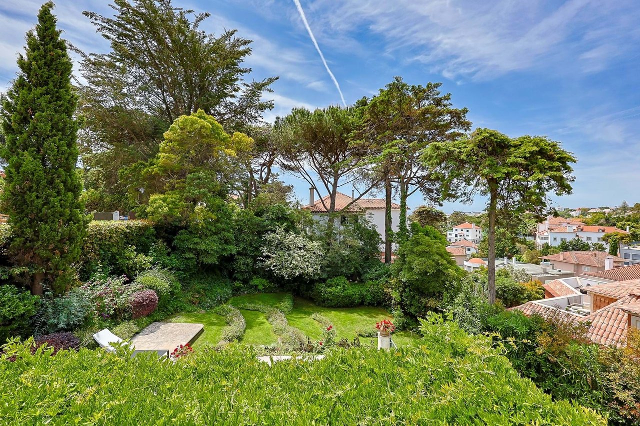 Elegant 10-Bedroom Villa with Sea Views in the Heart of Estoril