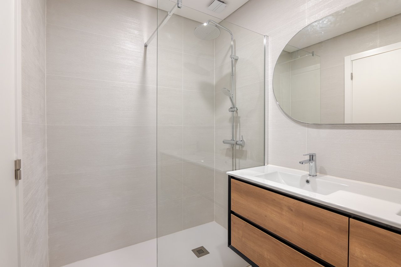 Renovated 3-Bedroom Apartment with 2 Bathrooms and Lift in Bonfim, Porto