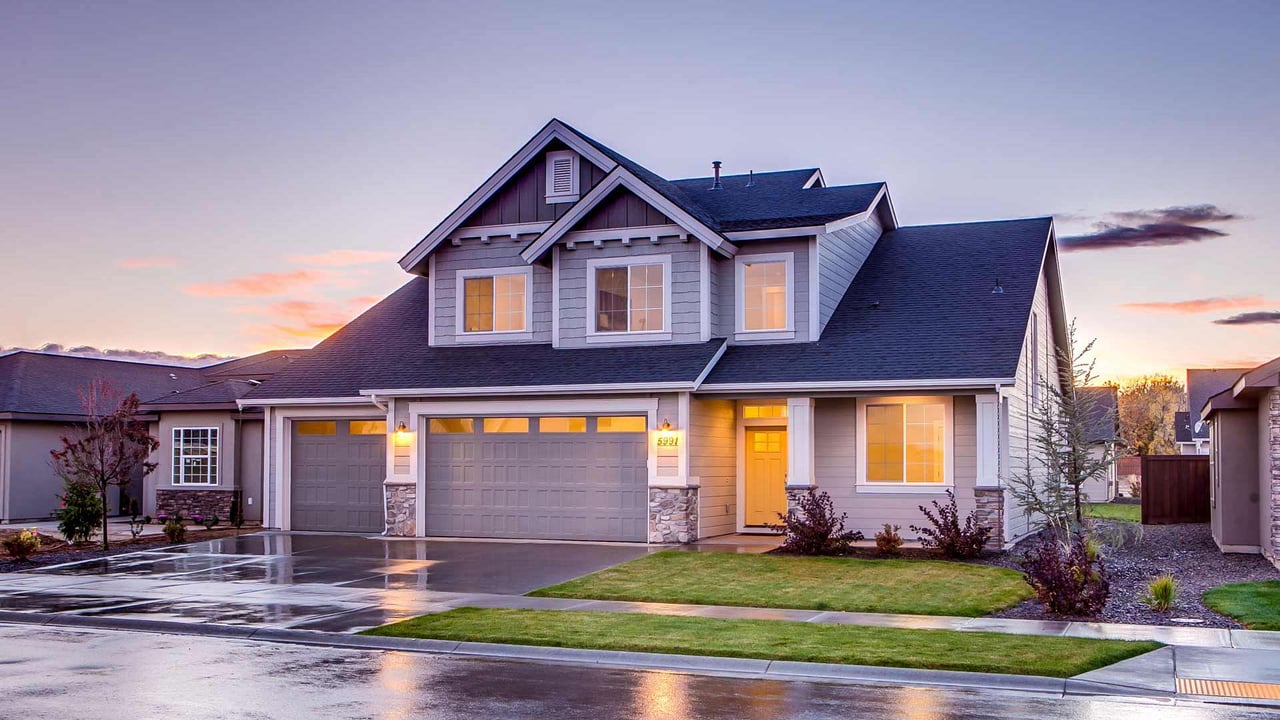 How Does Mature Tree Coverage Enhance the Residential Experience in Pemberton Heights?