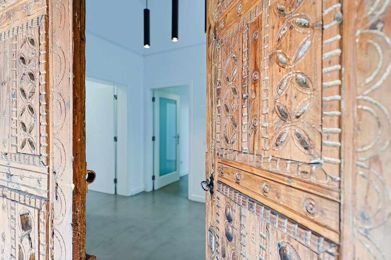 Stylish Renovated 5-Bedroom Villa with Pool in Monte Estoril’s Prestigious Avenida de Portugal