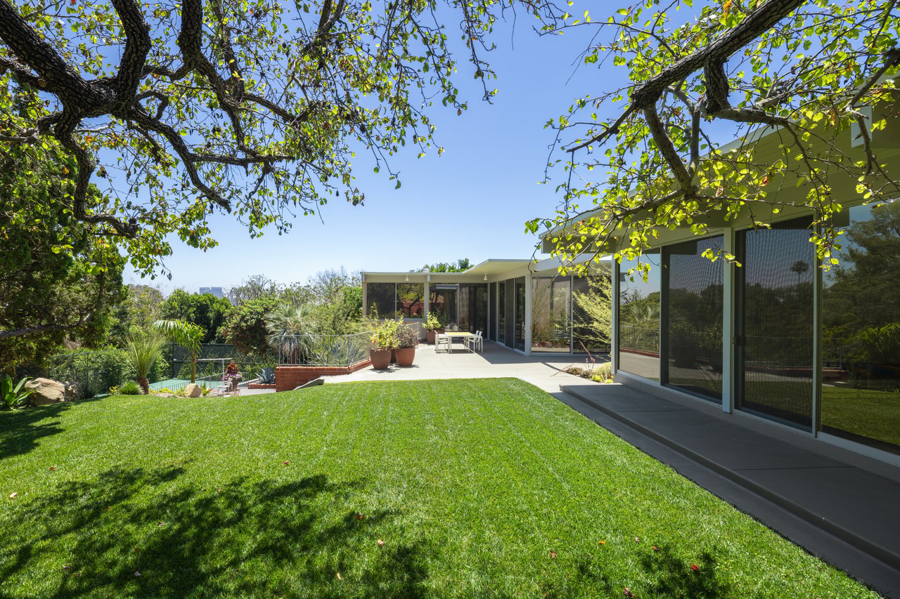 1035 Summit Dr, Beverly Hills 
