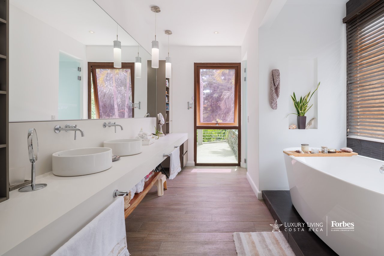21465 - Modern 6 bedroom house with pool, garden and terrace front golf course