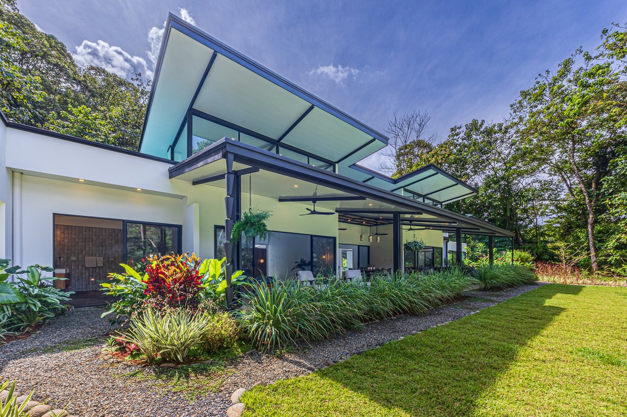 Contemporary Mountain View Villa – 5 Minutes to Playa Dominical