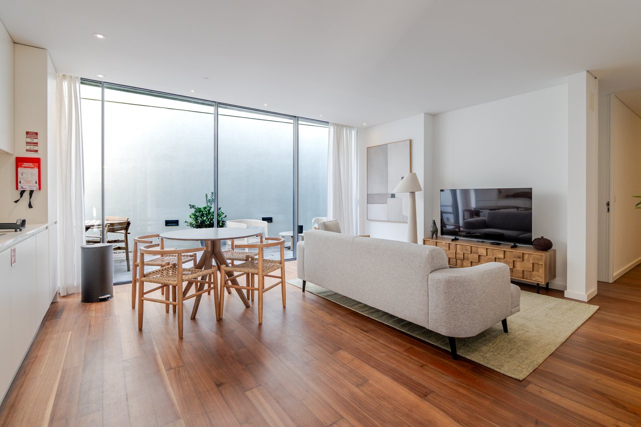 Elegant 2-Bedroom Apartment with Private Patio, Parking & Short-term Rental (AL) License in Central Porto