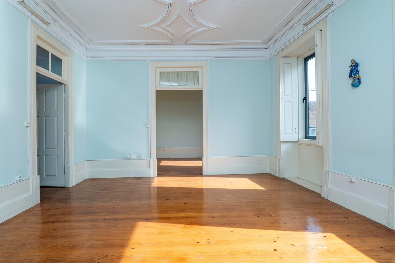 Historic Home for Restoration in Matosinhos, Porto – Prime Coastal Investment Opportunity