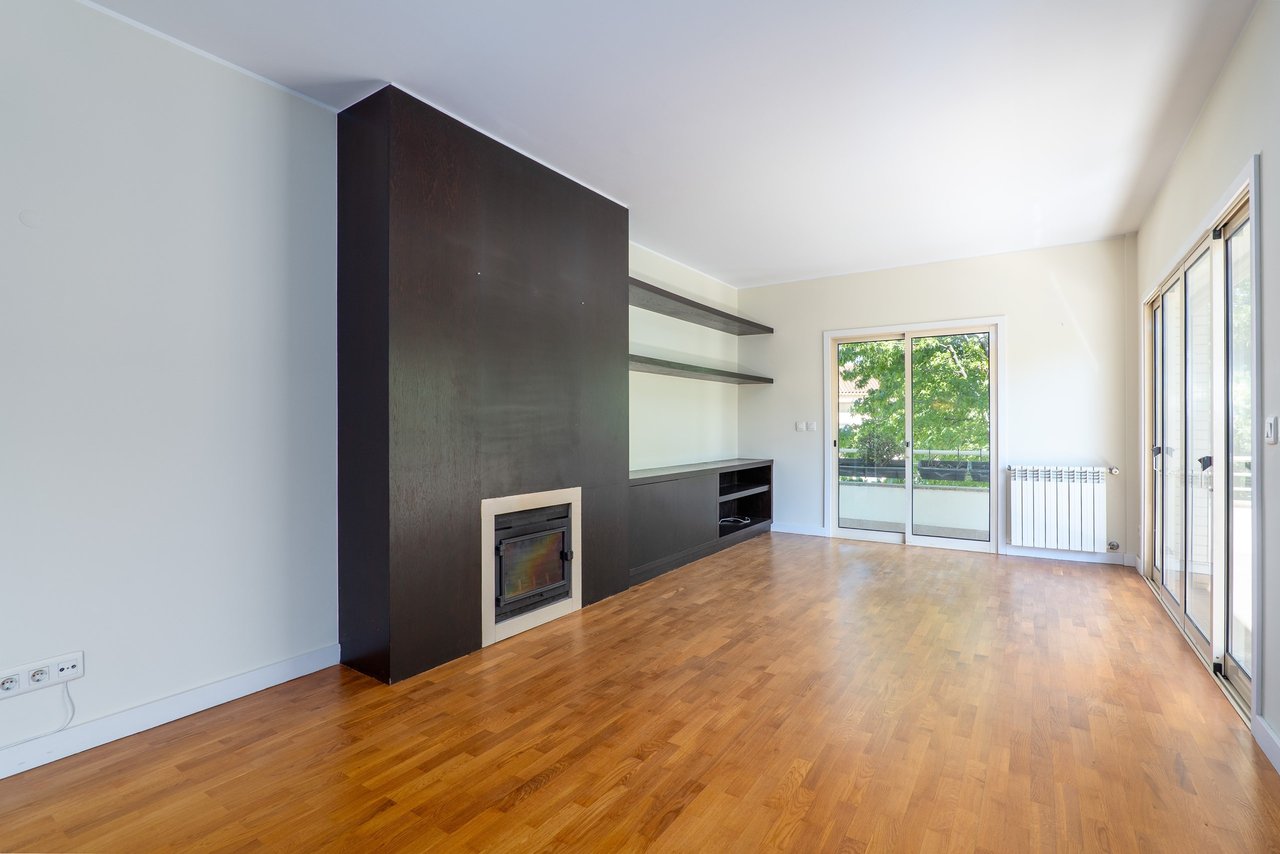 Spacious and Bright 4-Bedroom Apartment for Rent Near Colégio do Rosário