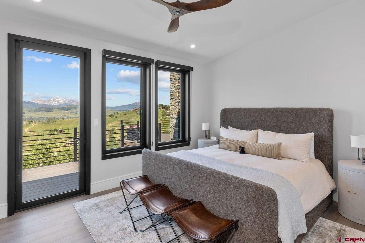 216 E Serapio Dr